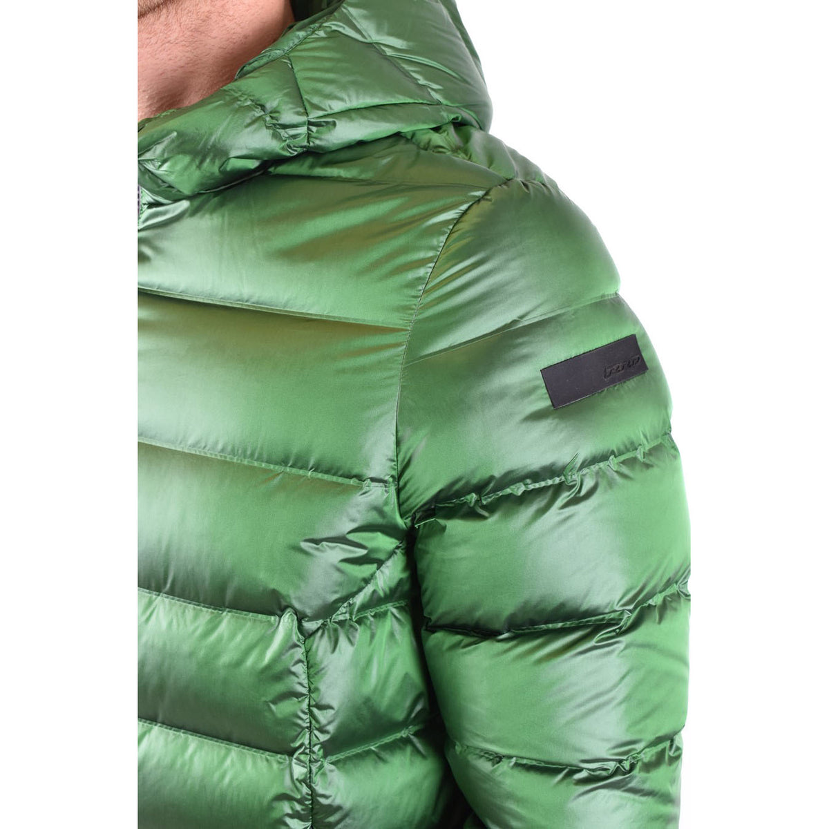 Piumino RRD Puffy Green Down Jacket uomo verde smeraldo V_29834. Giubbotto imbottito con cappuccio da uomo con trapuntatura orizzontale, collo alto e cerniera lampo, abbigliamento invernale da uomo.