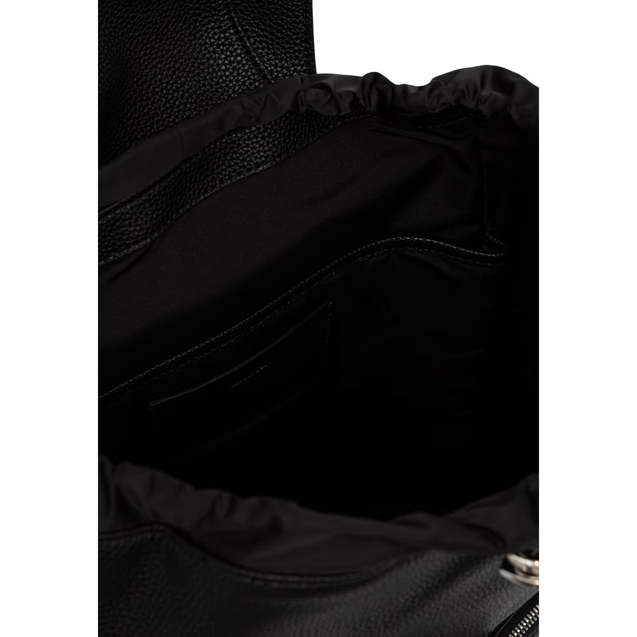 Zaino Calvin Klein donna nero modello LV04F3645G. Zainetto da città e lavoro in ecopelle nera con pattina, nastro Webbing Strap con logo Calvin Klein, doppie tasche frontali con zip e spallacci regolabili, accessorio casual chic 4 stagioni.