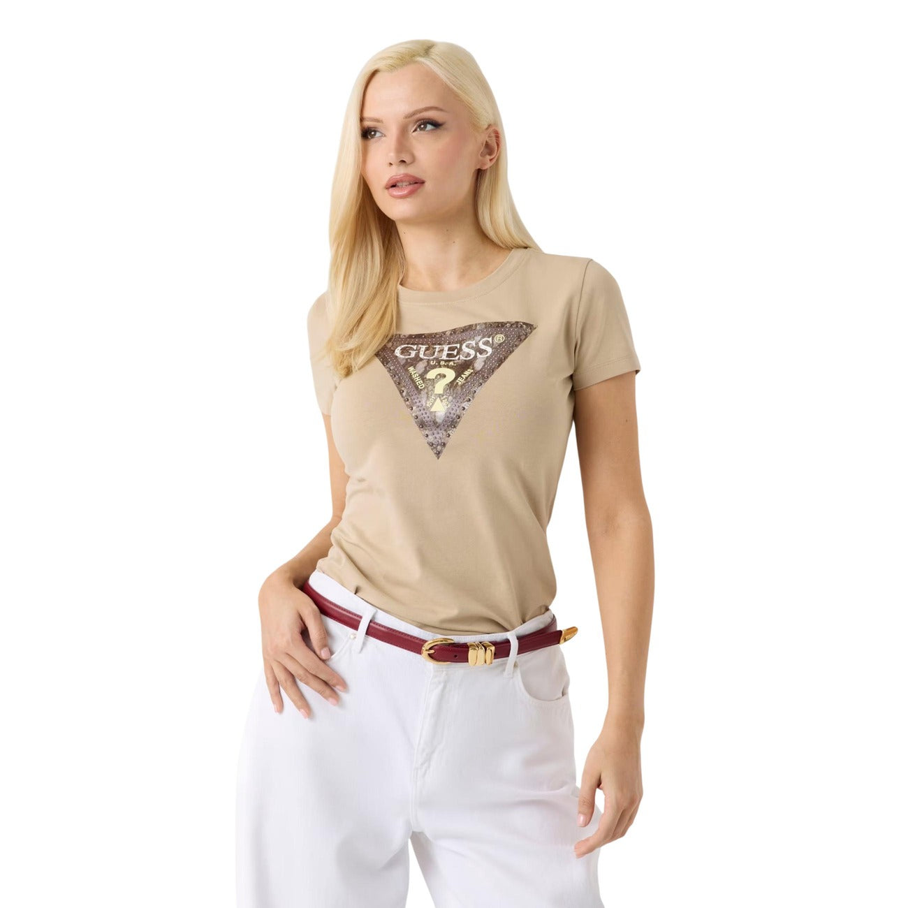 T-shirt Donna Beige Guess Snake Triangle Logo; Modello a maniche corte in misto cotone elasticizzato morbido. Scollatura tonda e stampa frontale con logo a triangolo pitonato e dettagli metallici, stile casual-luxury. Vista frontale 