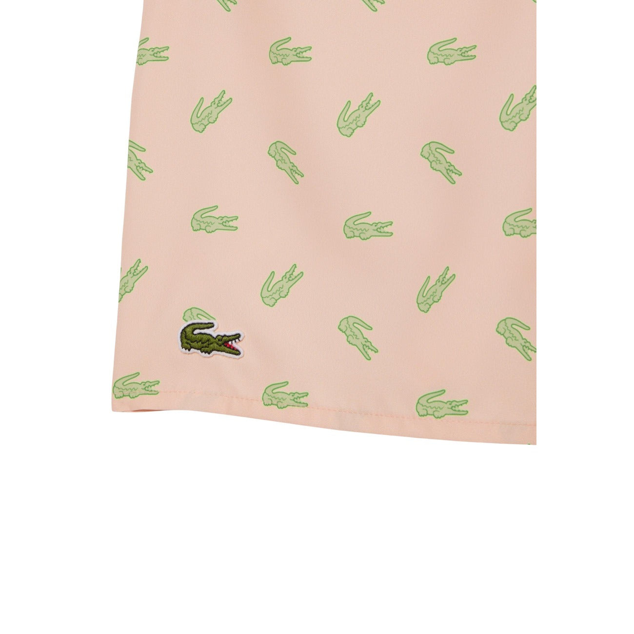 Costume Boxer Lacoste Rosa; Stampa Coccodrillo. 100% Poliestere riciclato, slip interno in mesh, vita regolabile. Tre tasche totali. Lunghezza 42 cm. Look estivo audace e sostenibile. Dettaglio stampa 
