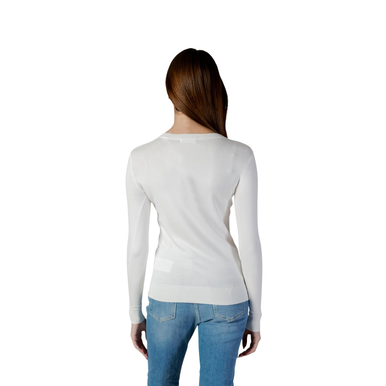 Maglia Guess Stephanie; Bianco. 82% Viscosa, 16% Poliammide, 2% Elastam. Scollo a V, logo gioiello, maniche lunghe. Tessuto fluido e aderente, stile chic quotidiano. Posteriore 