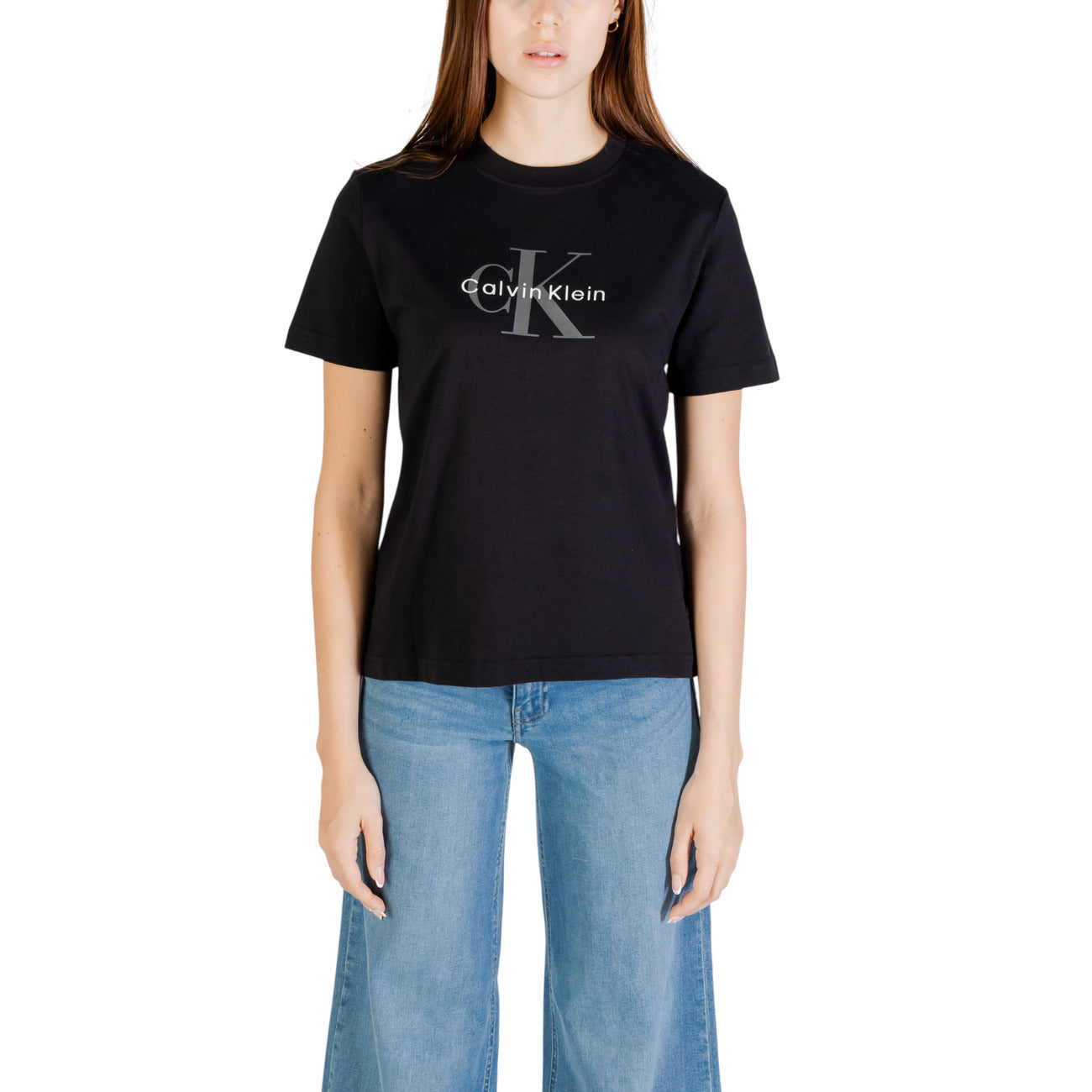 T-shirt Calvin Klein Jeans HERO SS CLASSIC MONO donna nera con stampa maniche corte scollo tondo - vista frontale indossata da modello