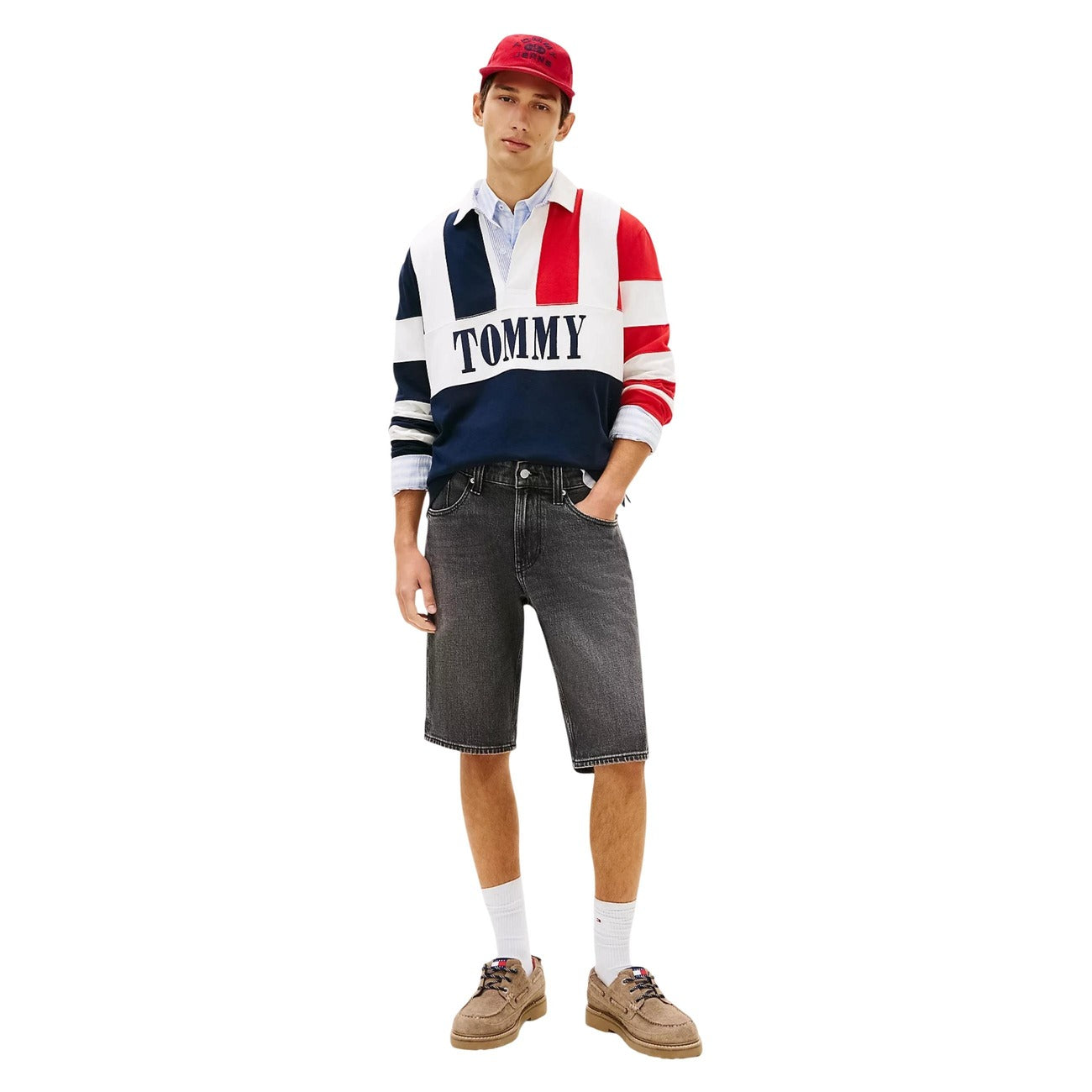 Shorts Tommy Jeans Ronnie Slim; 99% Cotone. Denim leggero 11,8 oz, baffature frontali, fit aderente. Pantaloncini uomo stretch, traspiranti e rifiniti per la PE26.