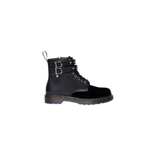 Anfibi Dr Martens Wednesday Addams 1460 neri. Stivaletti in velluto nero e pelle con cinturini decorativi, borchie argentate, ciondolo rosone, scritte ricamate viola, suola alta e impunture gialle.