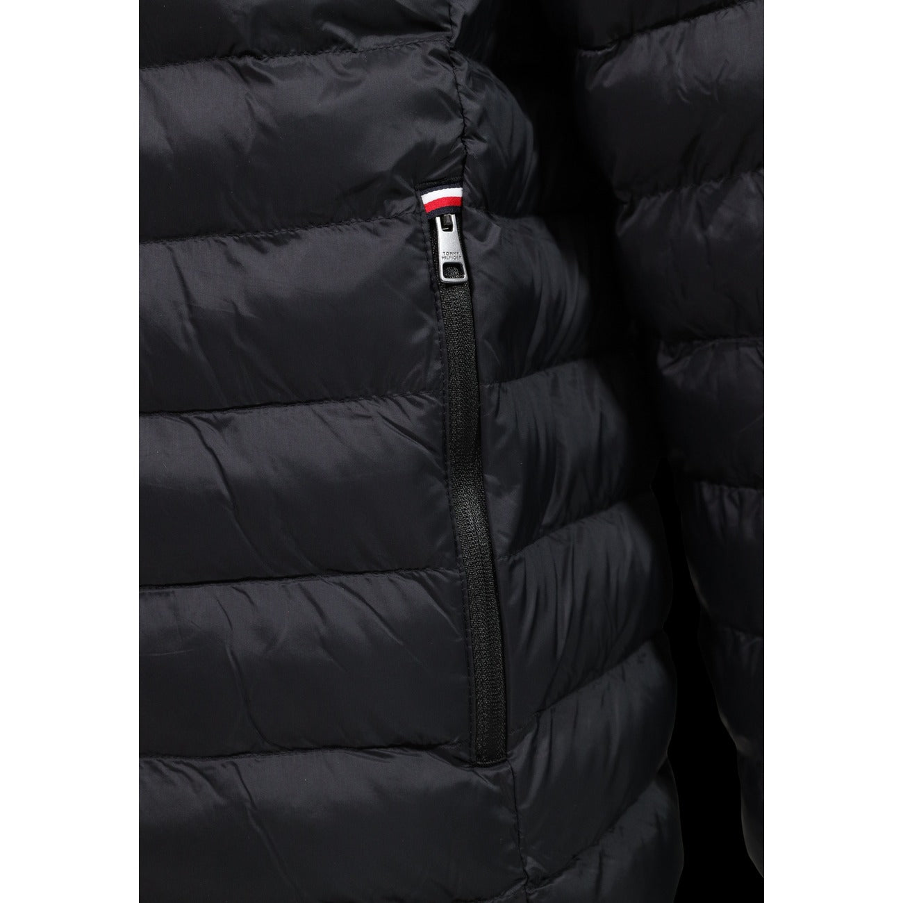Piumino Tommy Hilfiger uomo nero MW0MW43464. Giacca imbottita trapuntata con cappuccio, 100% poliestere leggero e termico, vestibilità regolare, cerniera zip e tasche laterali con zip.