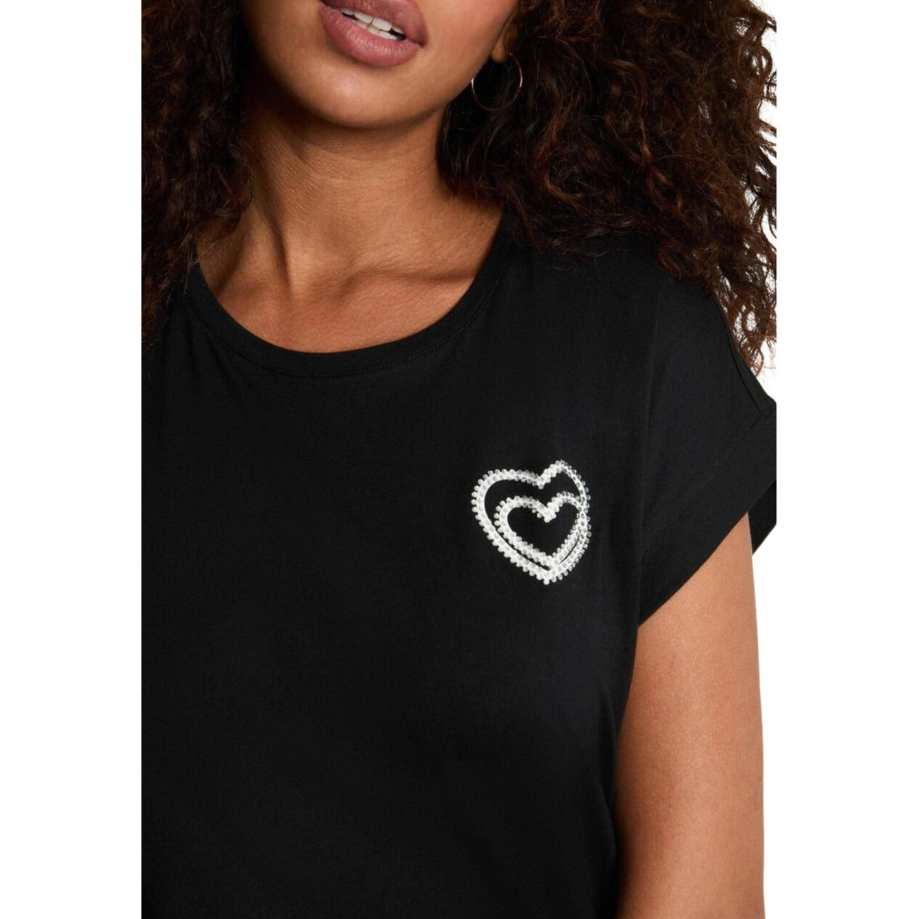 T-shirt Morgan De Toi Nera; 50% Cotone, 50% Modal. Cuore ricamato frontale, maniche corte, vestibilità regular. Tessuto fluido anti-piega, stile casual-chic per la stagione calda. Dettaglio stampa 