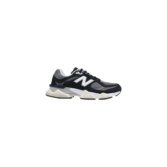 New Balance 9060 Shifted; 100% pelle, suola sagomata ABZORB. Design multicapa, logo N laterale, calzata ergonomica imbottita. Sneakers uomo chunky, ammortizzate e ultra-confortevoli. Colore nero 
