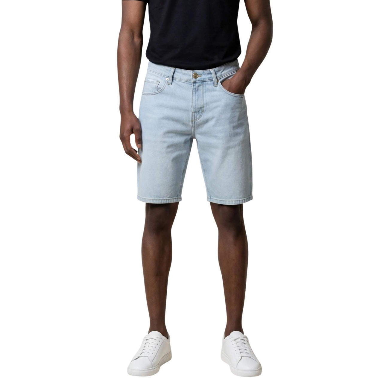Antony Morato Short Denim Chiaro; 100% cotone, chiusura con zip, tasche posteriori e laterali. Il pantaloncino di jeans essenziale per l'estate. Vista frontale 