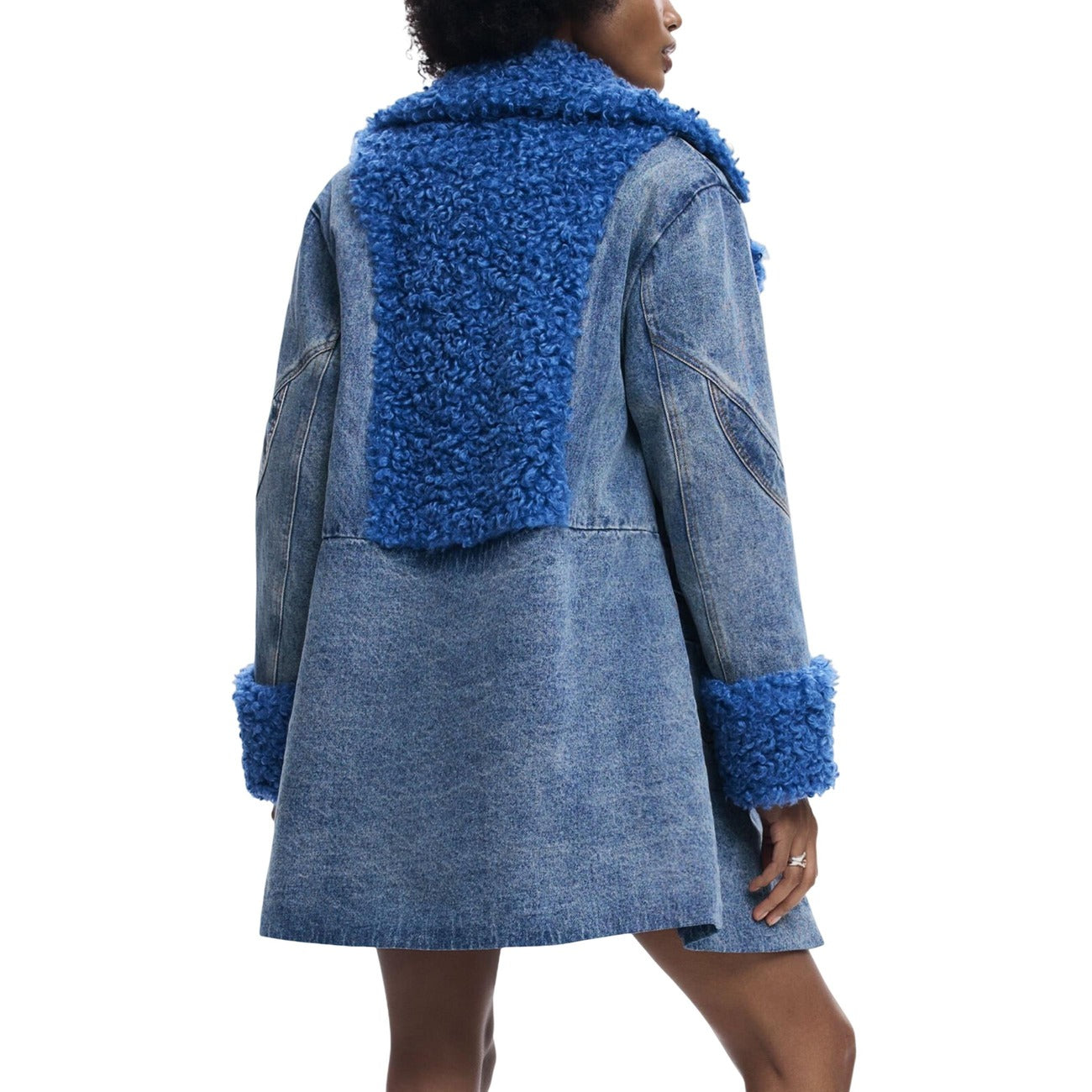 Cappotto Desigual donna blu ibrido denim pelliccia con bottoni cappuccio manica lunga - vista posteriore retro indossato da modello