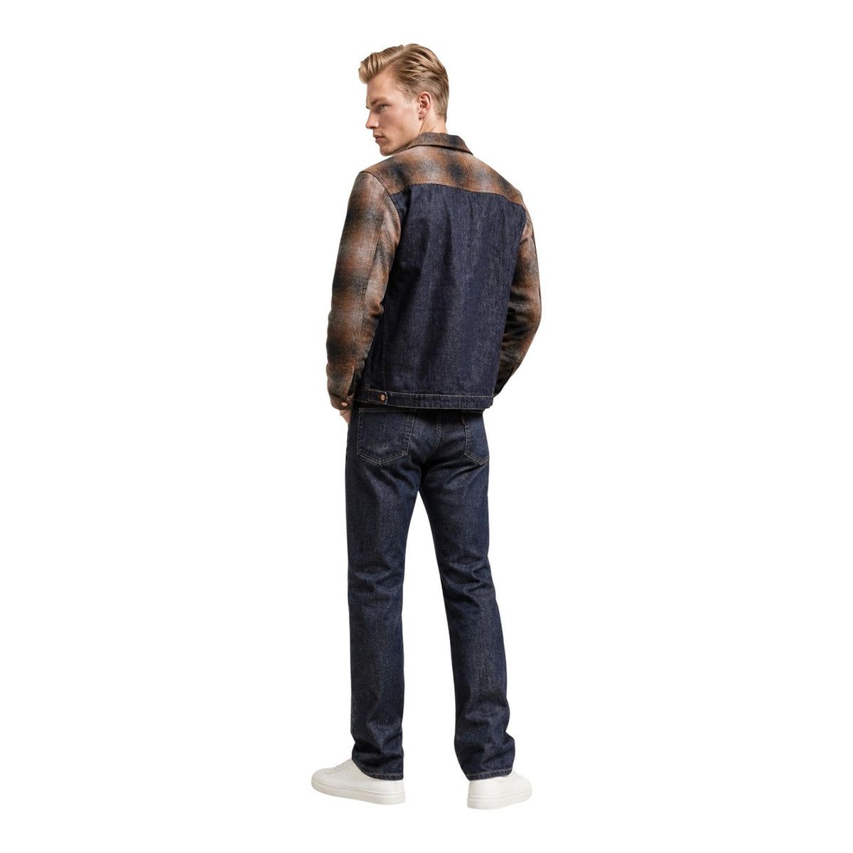 Giacca jeans Replay uomo M13L0 denim riciclato 12 oz. Giambotto in denim blu indigo con inserti lavorati ed effetto sfumato, colletto tradizionale e tasche trasversali curve, abbigliamento uomo mezza stagione.