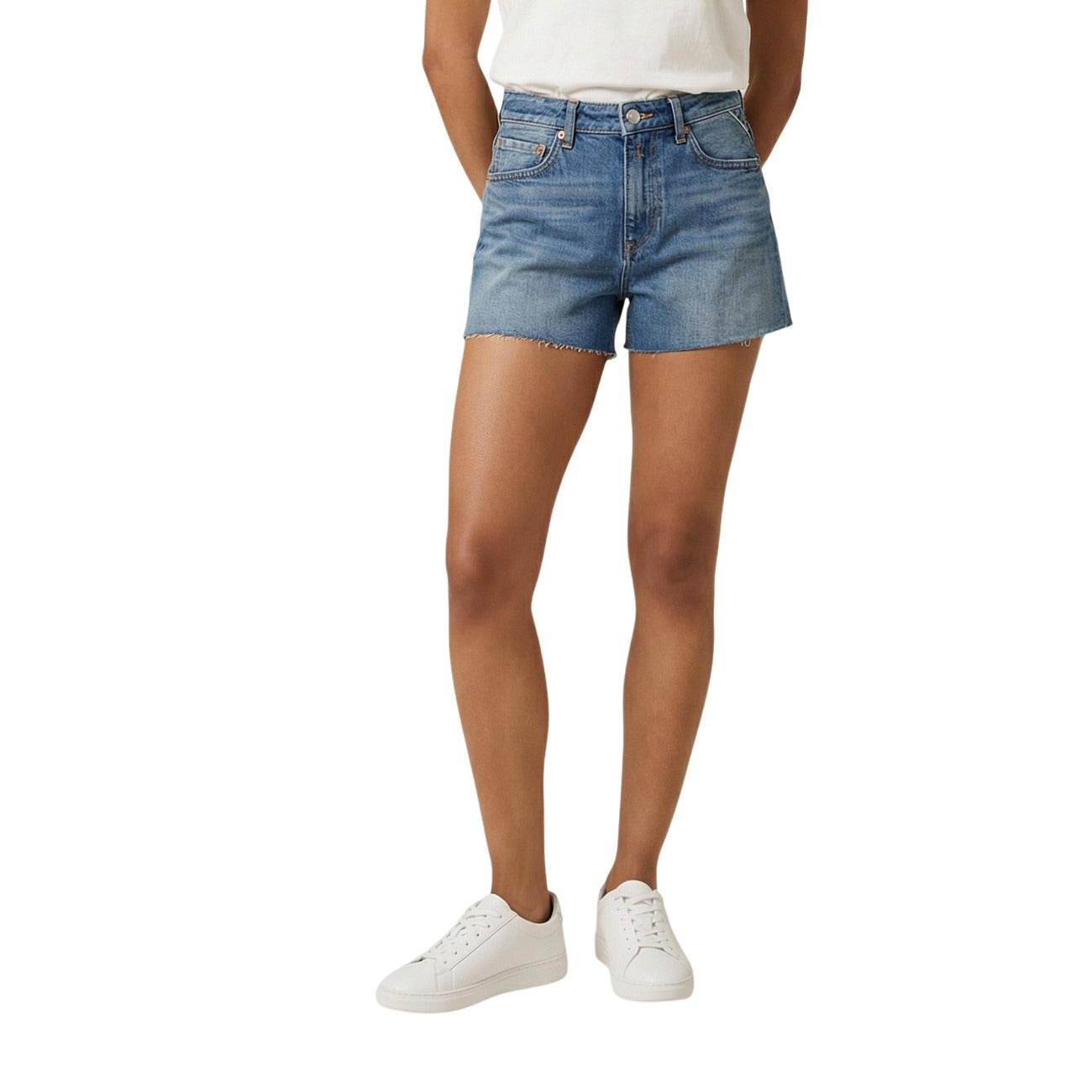 Replay Straight Shorts WA548; 100% cotone, orlo sfrangiato, linea dritta. Lo shorts in denim versatile e moderno per ogni occasione informale. Vista frontale 