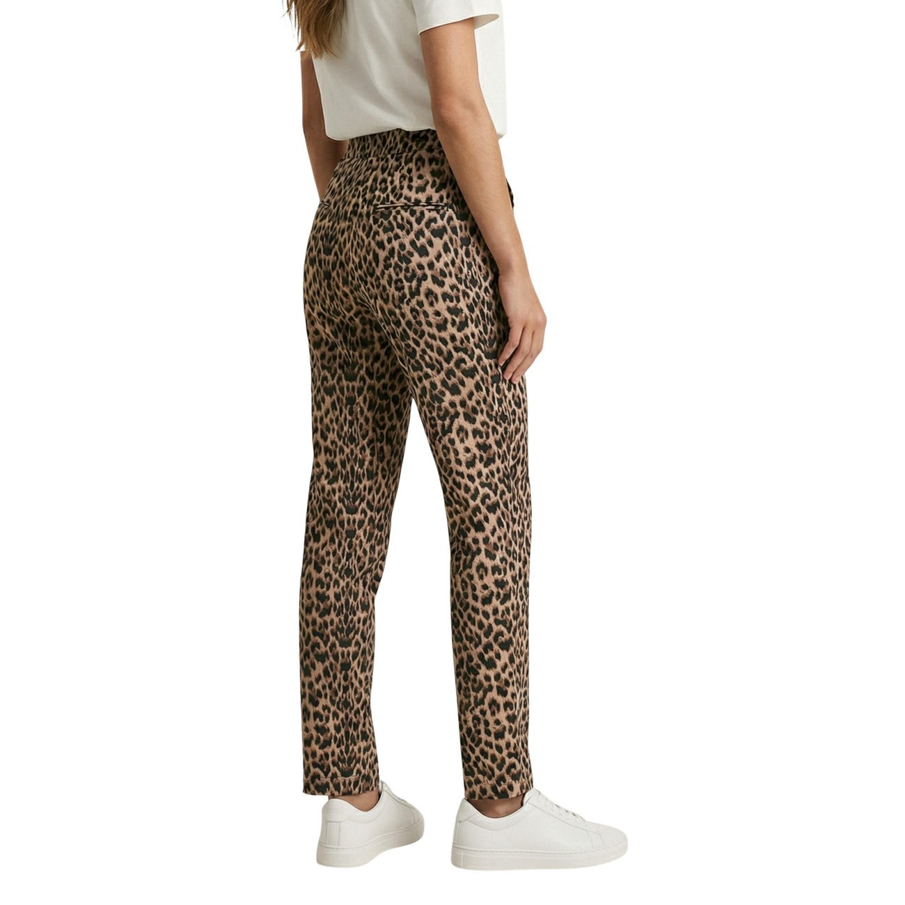 Pantaloni Only Animalier; 100% Viscosa. Vita elastica con coulisse, tasche laterali, linea regular. Tessuto leggero effetto seta. Pantaloni donna casual-wild ideali per l'estate. Vista posteriore 