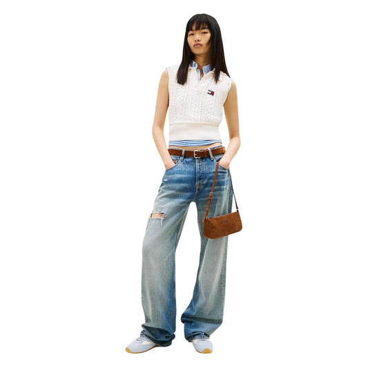 Jeans Tommy Hilfiger Mia; Ultra Relaxed Fit, Azzurro. 71% Cotone Organico, 29% Lyocell. Taglio dritto, vita media, dettagli distressed. Stile grunge-vintage per la stagione Primavera/Estate. Figura intera 