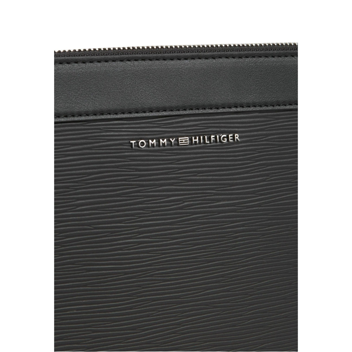 Pochette nera uomo Tommy Hilfiger TH Business Saffiano AM0AM14823. Pouch a mano e beauty case da viaggio da uomo in trama saffiano nera con zip e placchetta logo Tommy Hilfiger.