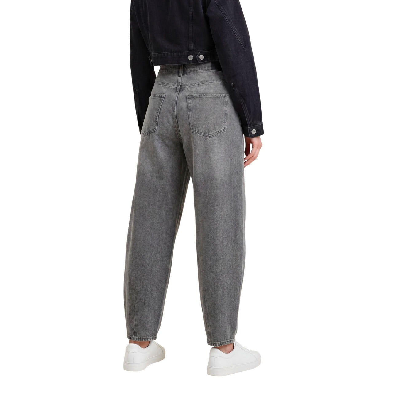 jeans larghi grigi da donna Jacqueline de Yong Jdysusie Mw Bar Mg 1031 Jeans Dnm Noos. vita alta presenta una gamba ampia e dritta. Realizzati con una composizione sostenibile di 80% cotone e 20% cotone riciclato. Vista posteriore 