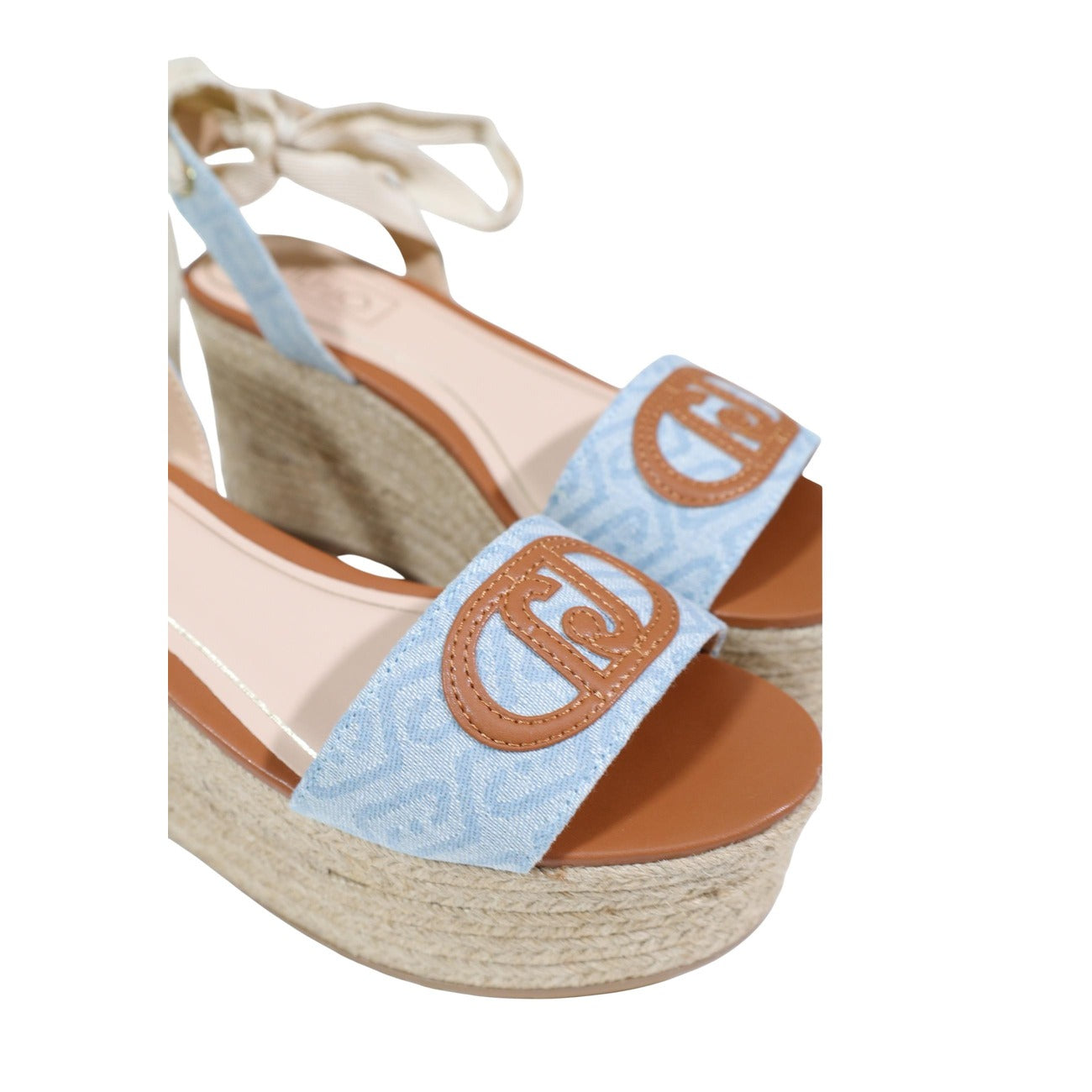 Liu-Jo Bali 02 SA6085TX523, sandali donna con zeppa in corda e chiusura a fiocco; fascia logata in tessuto, stile naturale e ricercato per le vacanze e il tempo libero. Vista frontale dettaglio logo 