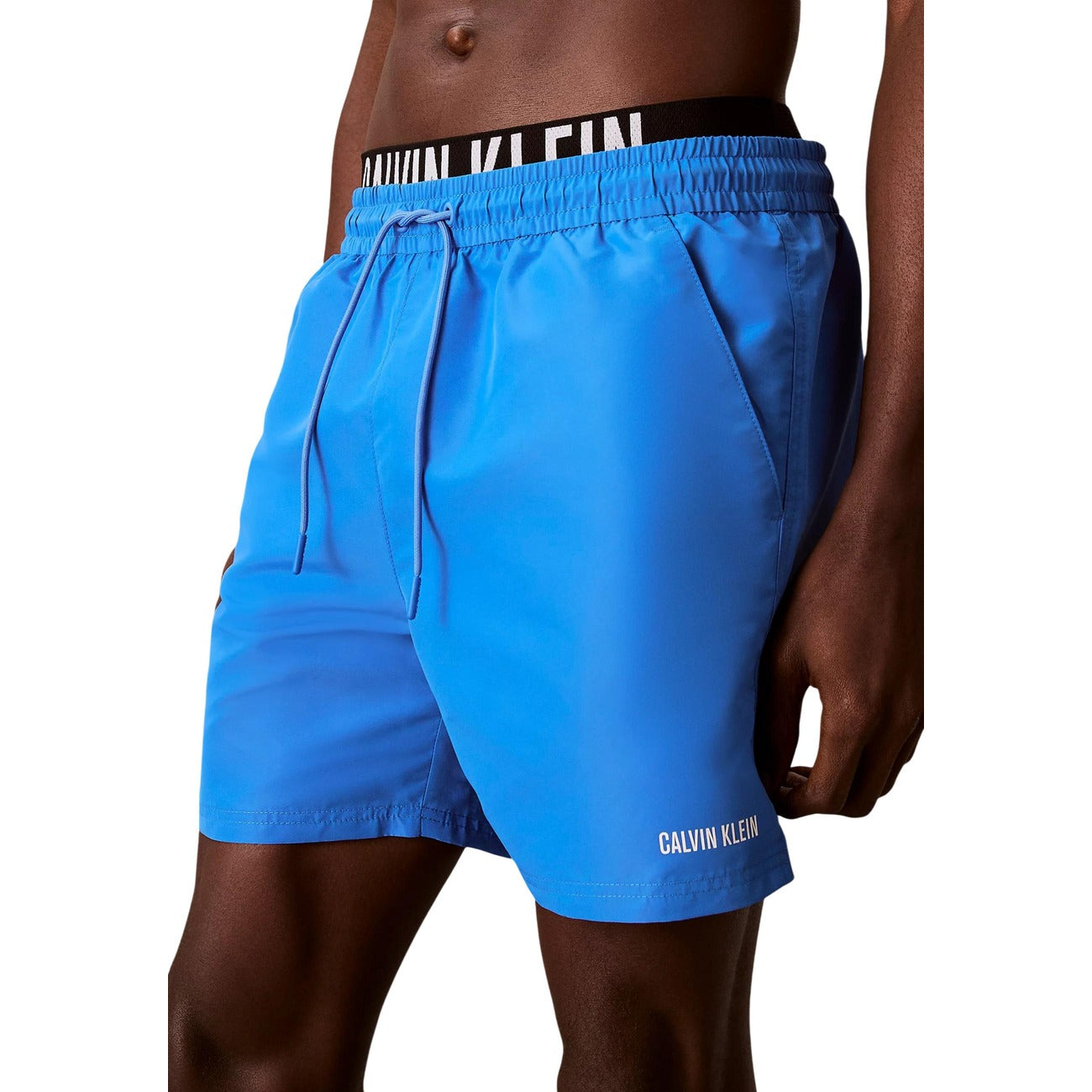 Costume Boxer Uomo Intense Power; Vita Doppia. Tessuto tecnico quick-dry, logo Calvin Klein in grassetto sulla fascia elastica. Taglio corto, vestibilità atletica e moderna. Vista frontale laterale