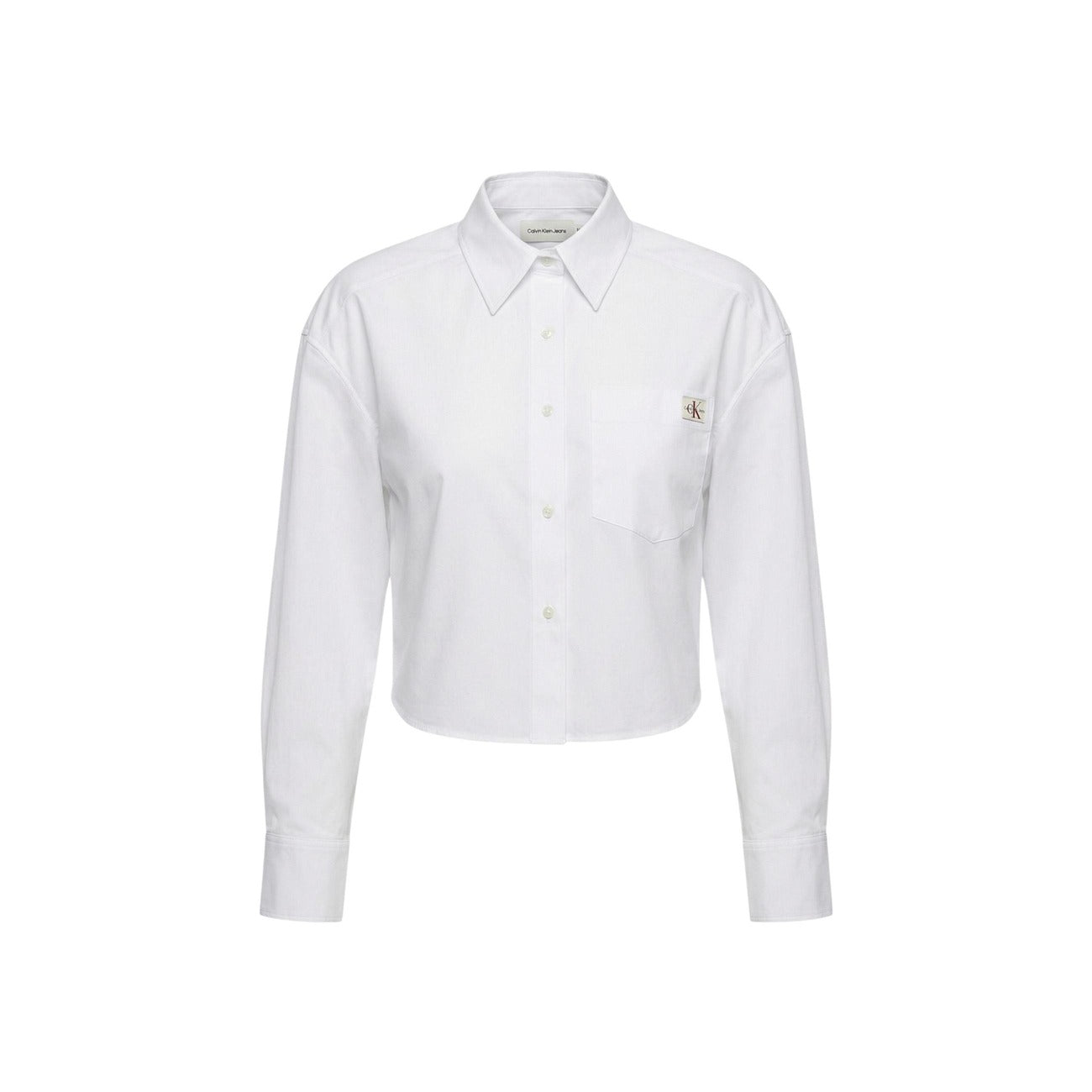 Camicia donna regular, in popeline di puro cotone bianco, con chiusura con bottoni e patch logo Calvin Klein Jeans sul fronte. Vista frontale stesa 