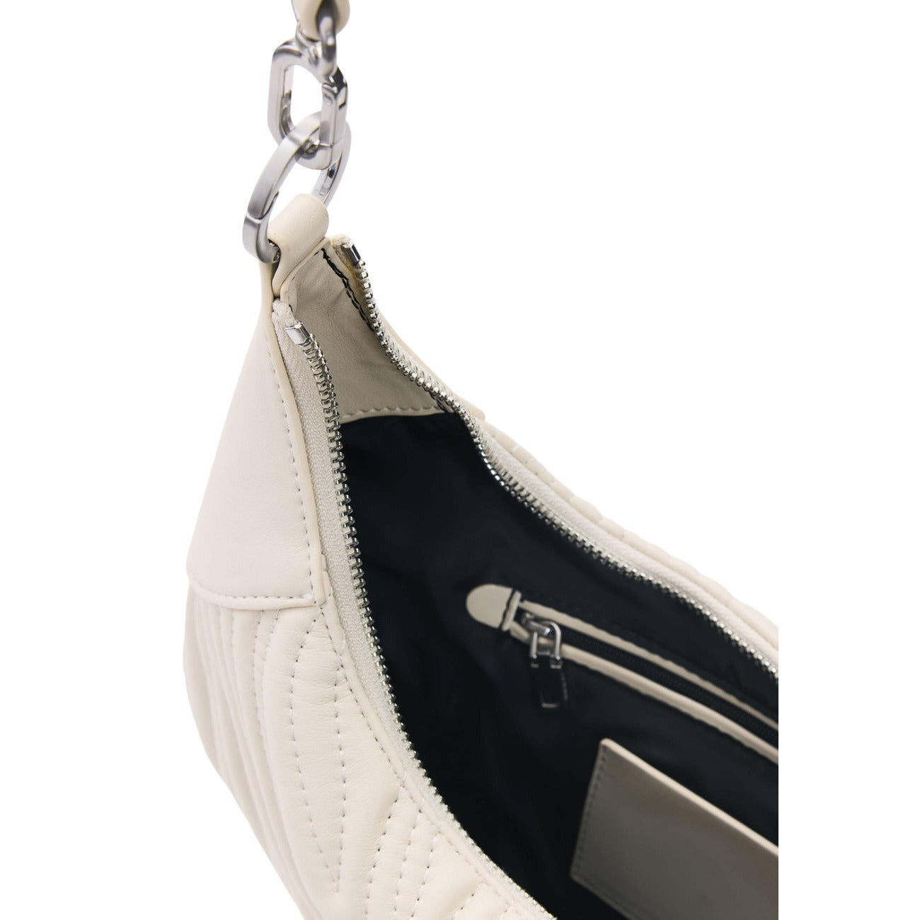 Borsa media di forma ovale con tracolle intercambiabili, una corta e l’altra più lunga in stile a tracolla, con impunture ricamate negli stessi toni e applicazione con logo metallico.
Collezione SS26. RECYCLED