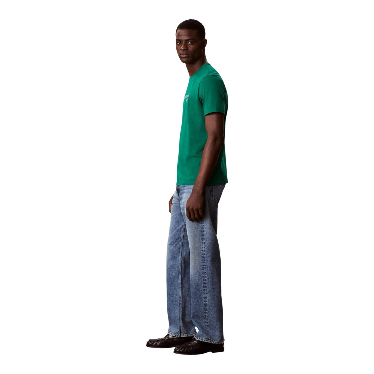 T-shirt Calvin Klein Verde; 100% Cotone. Logo CK Est. 1968 stampato, maniche corte, vestibilità regular. Capo leggero e traspirante, ideale per la stagione Primavera/Estate. Vista laterale 