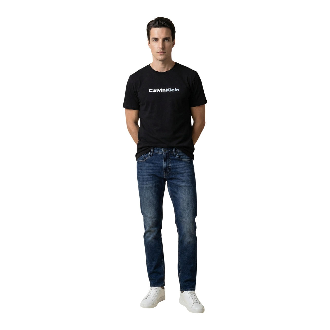 T-shirt Calvin Klein Jeans; 100% Cotone. Vestibilità regolare, logo frontale a contrasto, maniche corte. Maglia uomo traspirante, resistente e iconica per la stagione PE26. Colore nero vista Frontale figura intera