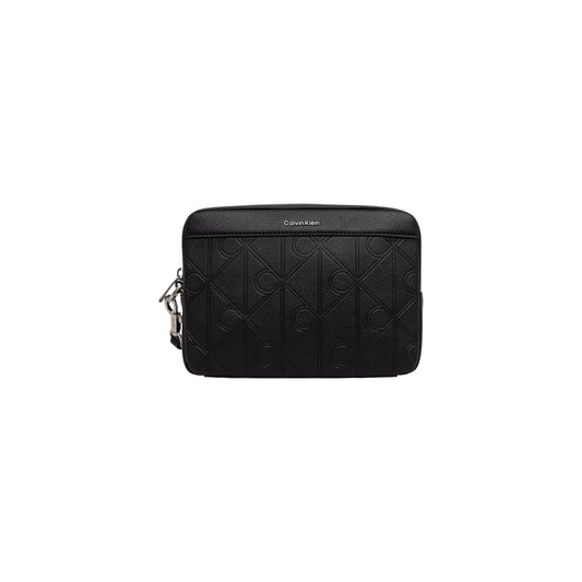 Pochette Uomo Calvin Klein XL Embossed; Nero. 100% Vera pelle con loghi incisi, chiusura zippata, tracolla e laccetto da polso removibili. Dimensioni generose (16x22 cm), stile casual-luxury 4 stagioni. Vista frontale 
