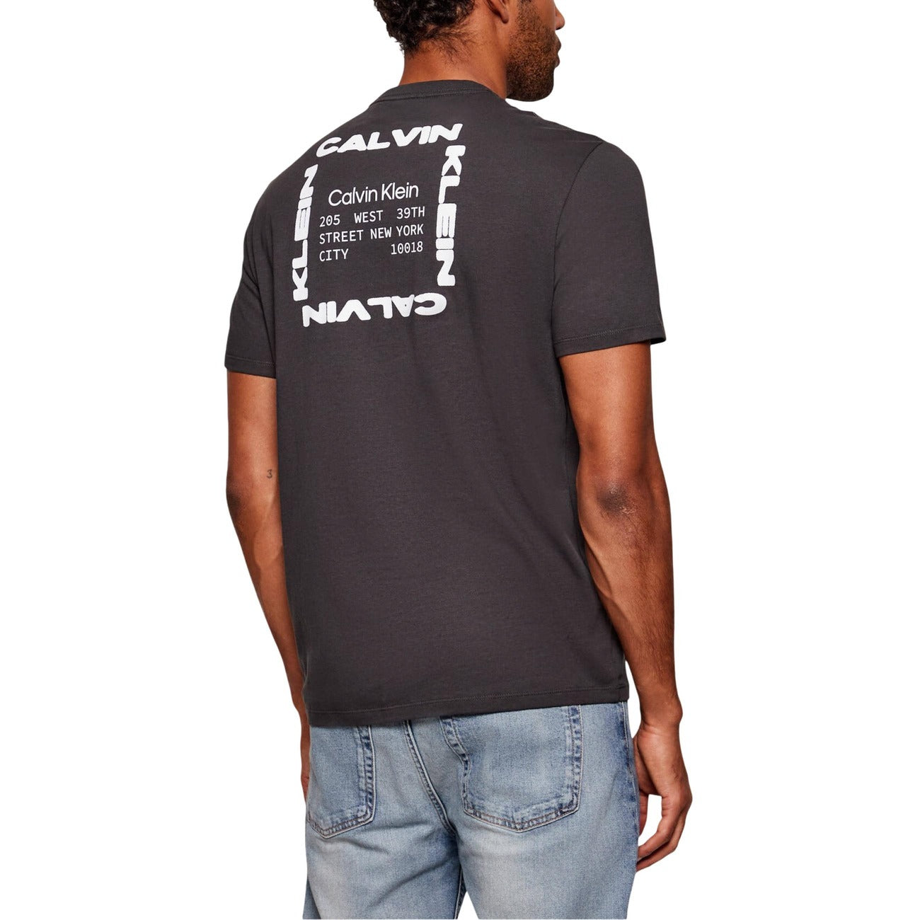 T-shirt CK Jeans Address Logo; 100% Cotone. Nero/grigio con stampa grafica bianca, maniche corte, regular fit. Comfort traspirante, stile essenziale per tutte le stagioni. Vista posteriore 