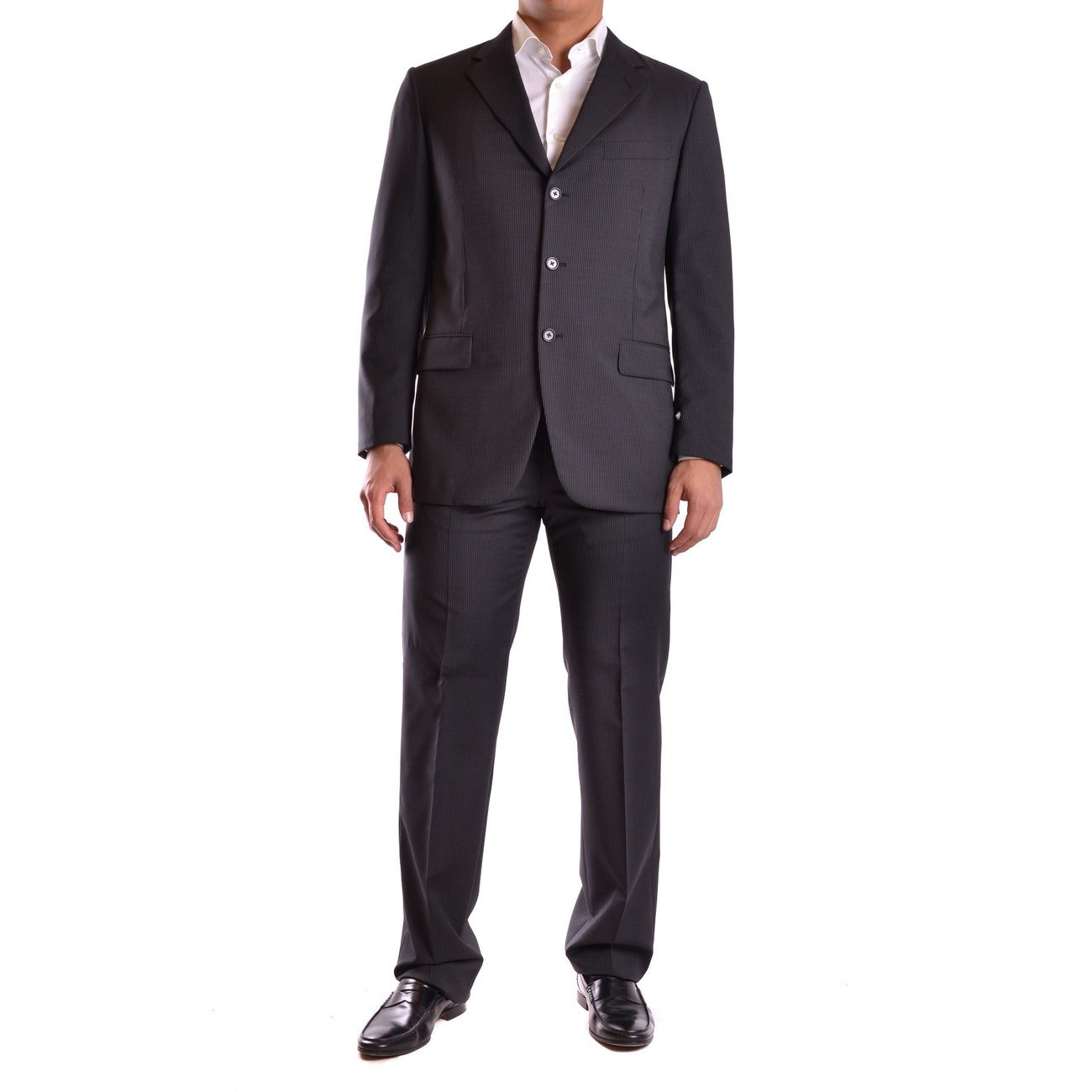 Abito Burberry Uomo Nero Gessato; Lana e Mohair. Giacca 3 bottoni, pantalone dritto, Made in Italy. Tessuto antipiega e traspirante. Perfetto per business e cerimonie. Vista frontale 