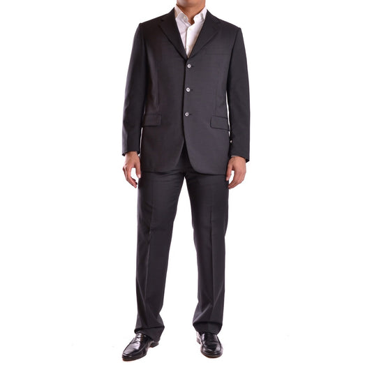 Abito Burberry Uomo Nero Gessato; Lana e Mohair. Giacca 3 bottoni, pantalone dritto, Made in Italy. Tessuto antipiega e traspirante. Perfetto per business e cerimonie. Vista frontale 
