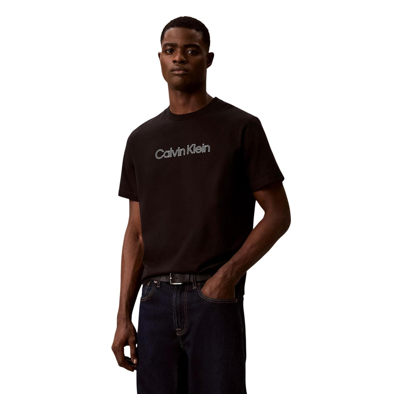 T-shirt Calvin Klein Jeans uomo nera modello LV04LG812G. Maglietta nera a maniche corte in cotone con vestibilità comoda e stampa logo gommata in rilievo sul petto, t-shirt sportiva girocollo stile streetwear.