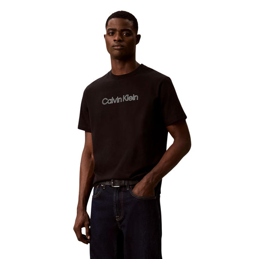 T-shirt Calvin Klein Jeans uomo nera modello LV04LG812G. Maglietta nera a maniche corte in cotone con vestibilità comoda e stampa logo gommata in rilievo sul petto, t-shirt sportiva girocollo stile streetwear.