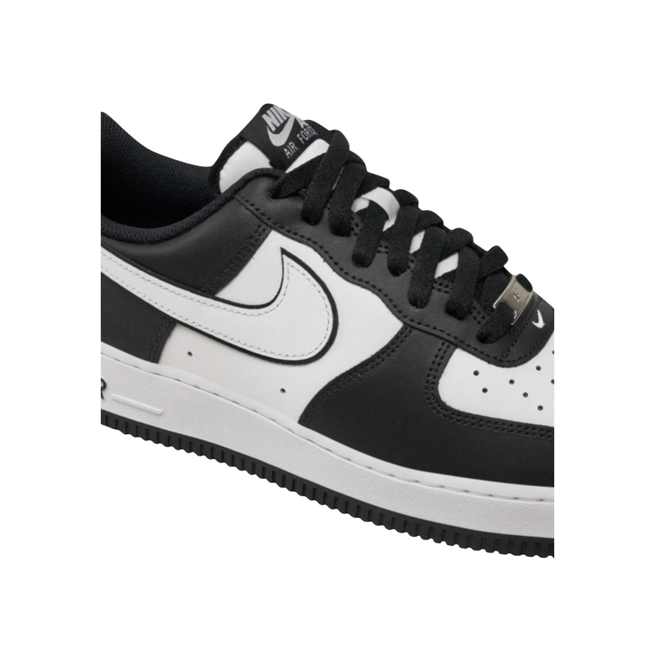 Sneakers Nike Air Force 1 bianche uomo DV0788. Scarpe sportive da uomo bianche bicolore in 100% pelle con logo Swoosh a contrasto, ammortizzazione AIR, punta traforata traspirante e suola in gomma 3 cm, scarpe casual streetwear 4 stagioni.