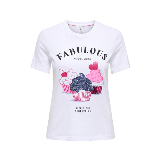 ONLY Onlkita Glam Top; cotone bio, stampa cupcake glitter, scritta "Sweet but Twisted". La t-shirt giocosa e sostenibile per la stagione Primavera/Estate. Colore panna 