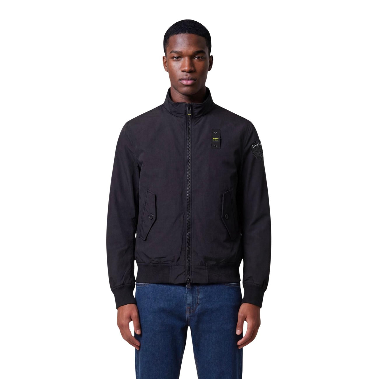 Giubbotto Blauer Alwin con collo alto, tasche con patta e logo sulla manica; giacca leggera antivento con fondo e polsini elasticizzati, stile casual-urbano. Vista frontale 