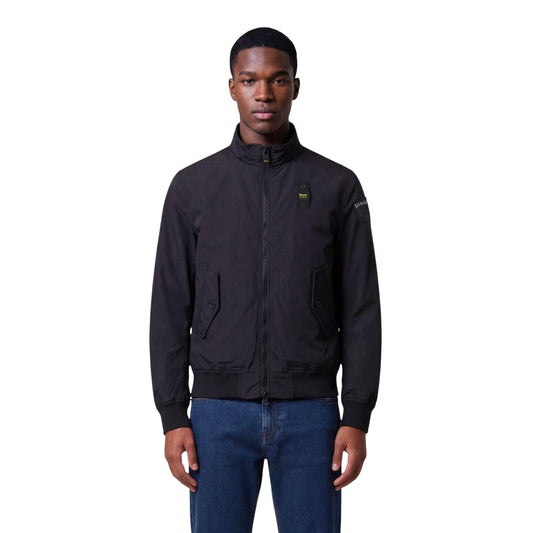 Giubbotto Blauer Alwin con collo alto, tasche con patta e logo sulla manica; giacca leggera antivento con fondo e polsini elasticizzati, stile casual-urbano. Vista frontale 