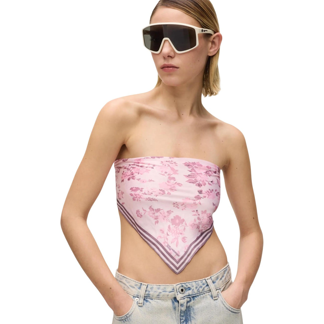 Foulard Fiori Karl Lagerfeld; 100% Poliestere. Stampa floreale, 55x55 cm, bordo a righe logato. Sciarpa quadrata leggera, resistente e versatile per la stagione PE26. Colore rosa 