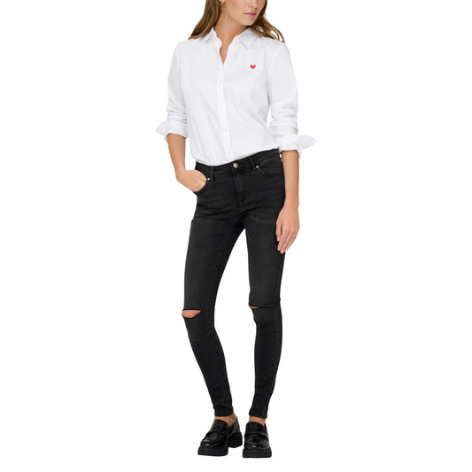 Camicia JDY Jdymio Bianca; Misto Cotone Stretch. Cuore ricamato sul petto, colletto classico, maniche lunghe. Camicia donna versatile, confortevole e di tendenza. Figura intera 