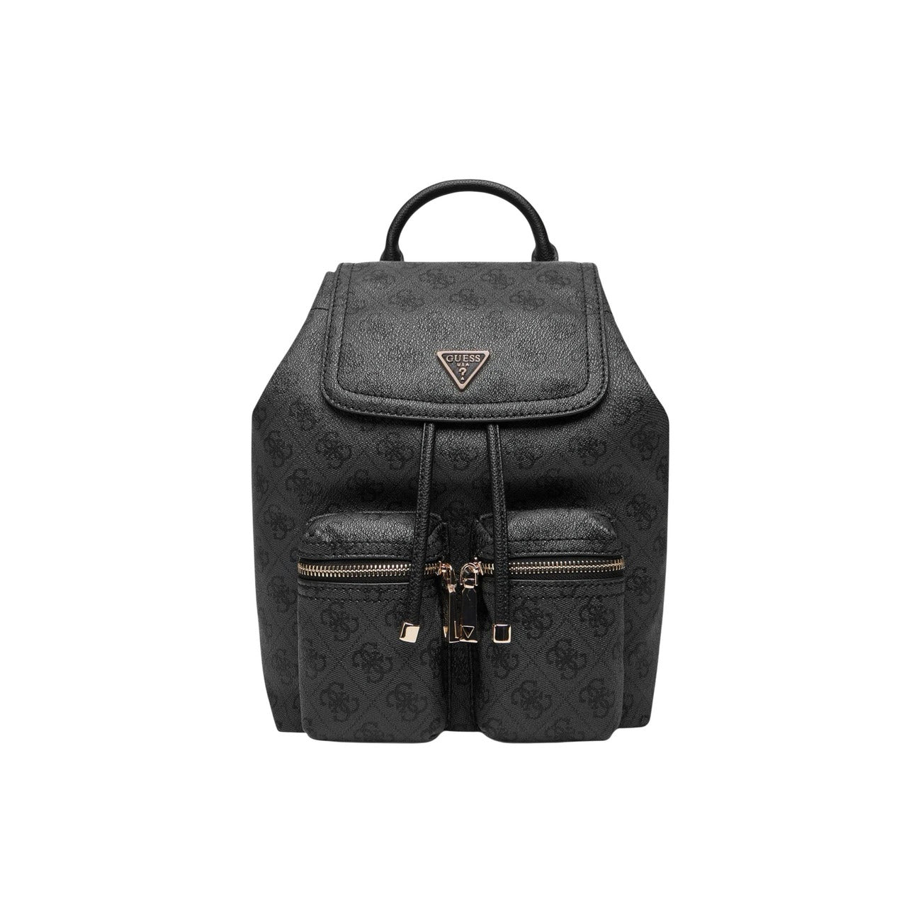 Zaino Guess Manhattan II Flap Nero; 100% Poliuretano. Texture logo in rilievo, chiusura a patta, doppia tasca esterna, metalleria dorata. Zaino donna elegante e strutturato. Vista frontale 