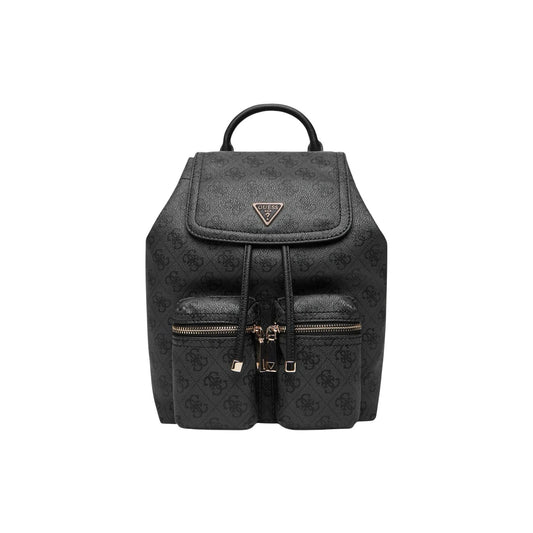 Zaino Guess Manhattan II Flap Nero; 100% Poliuretano. Texture logo in rilievo, chiusura a patta, doppia tasca esterna, metalleria dorata. Zaino donna elegante e strutturato. Vista frontale 
