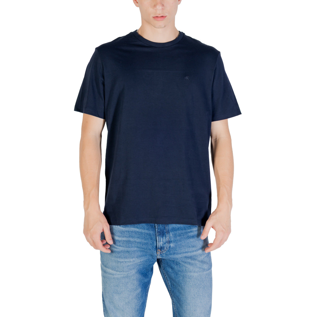 T-shirt Calvin Klein Jeans SS SMOOTH CTTN SOLID uomo blu maniche corte scollo tondo 100% cotone - vista frontale indossata da modello