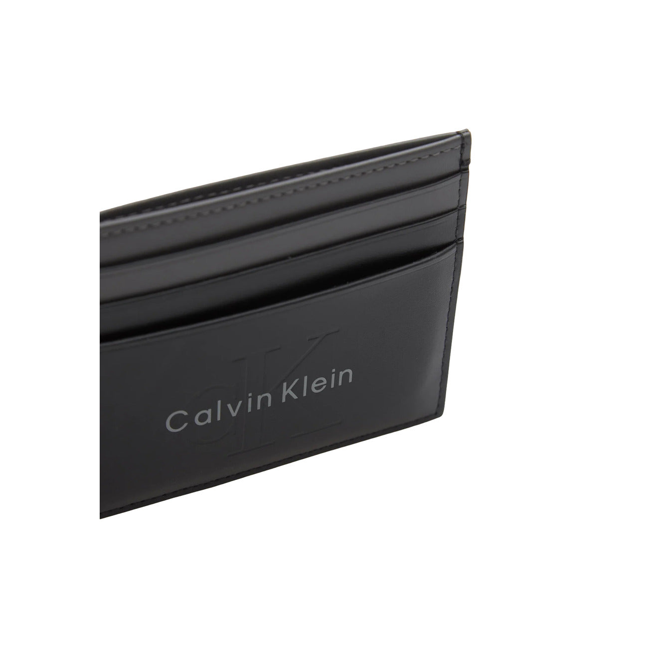 Portacarte in Pelle Calvin Klein; Nero. 100% Vera pelle, scomparti porta tessere, tasca con cerniera, logo in rilievo. Profilo ultra-slim (0,5 cm), stile minimal e funzionale 4 stagioni. Frontale con logo 