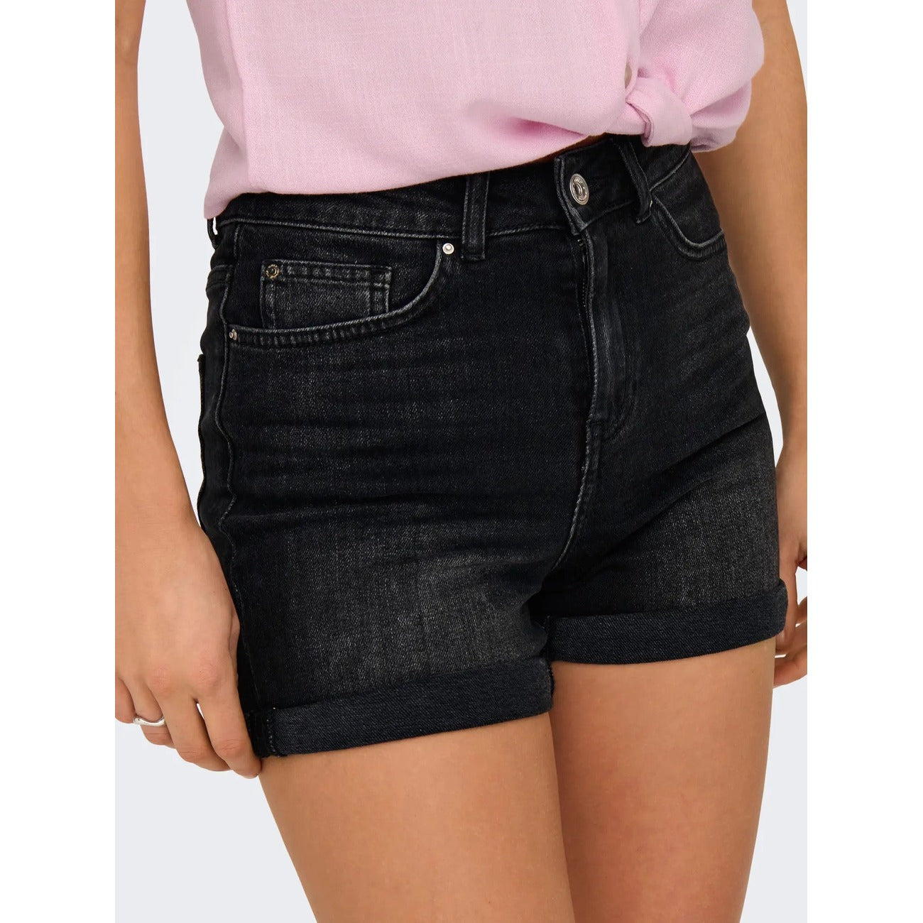 Bermuda Jeans Donna Nero Lavato Only; Pantaloncino lungo regular fit in cotone denim stretch con orlo risvoltato e passanti per cintura. Modello cinque tasche, stile casual e grintoso per la primavera e l'estate. Vista frontale 
