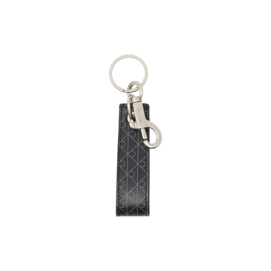 Calvin Klein Emblem AOP Key Fob; nero con logo monogram, moschettone inciso, materiali eco-friendly. Il portachiavi di classe per l'uomo contemporaneo. Vista frontale 