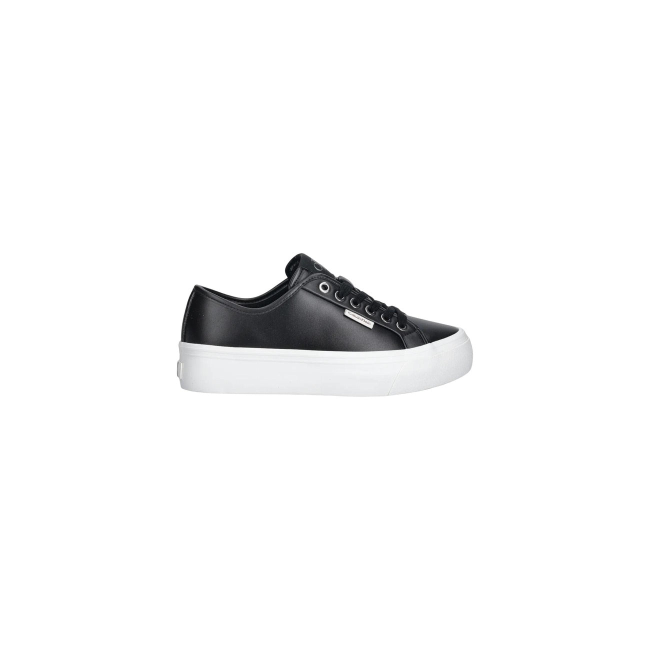 Sneakers CK Jeans Vulc Flat; 100% Pelle. Suola in gomma piatta, dettagli metallici logo, design minimal. Scarpa donna nero versatile, comoda e di alta qualità.