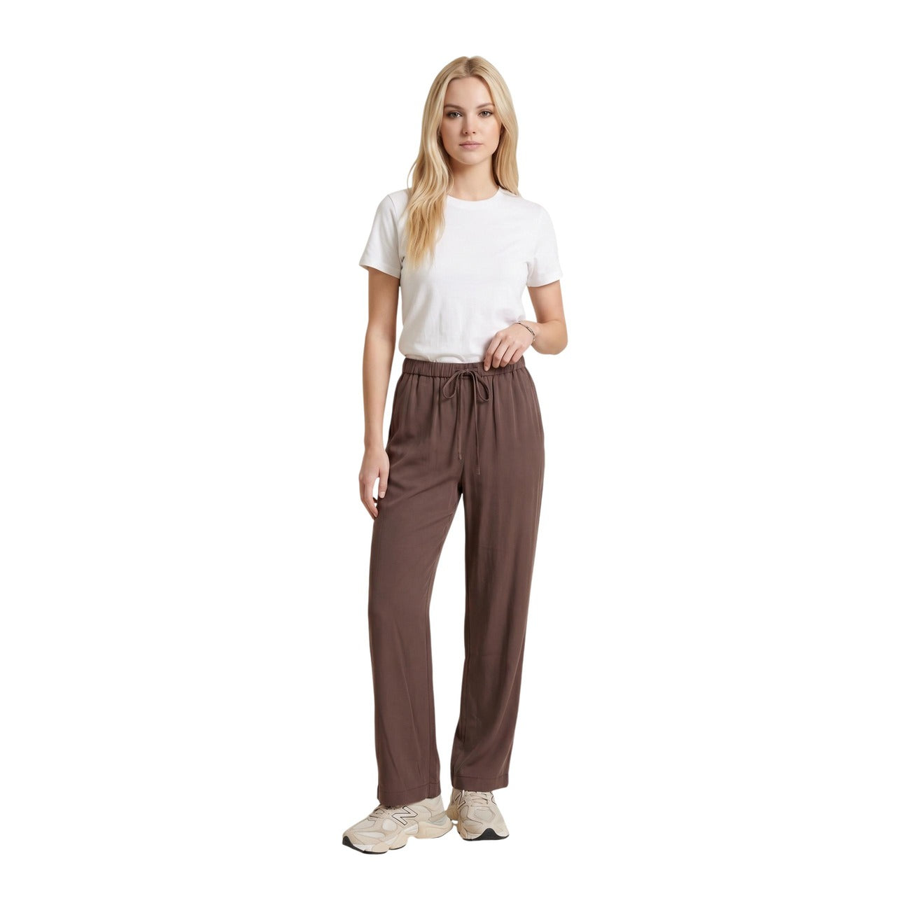 Pantaloni Pull-Up Only; Marrone. 85% Viscosa, gamba ampia e dritta, vita elastica con coulisse. Leggeri, morbidi e traspiranti. Stile casual contemporaneo per ogni occasione. Vista frontale figura intera 