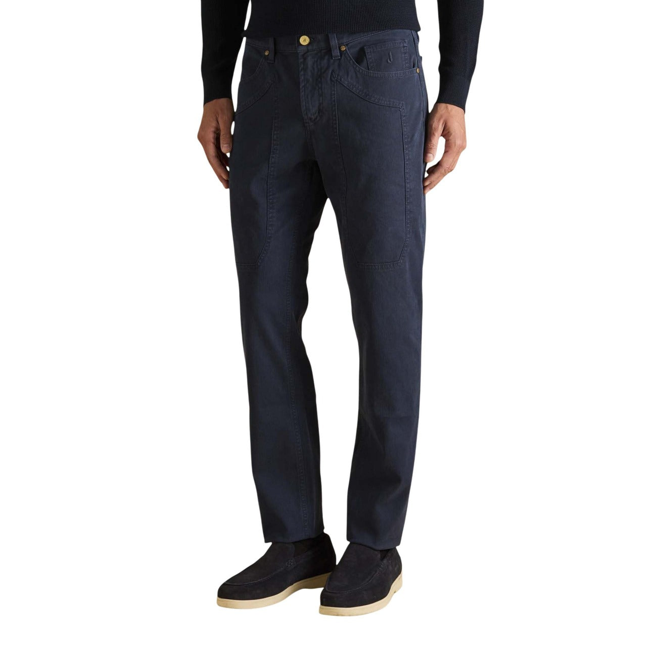 Jeckerson JOHN Slim Jeans; cotone elasticizzato, toppa iconica, 5 tasche, taglio slim raffinato. Il must-have versatile per l'uomo contemporaneo. Colore blu vista frontale 