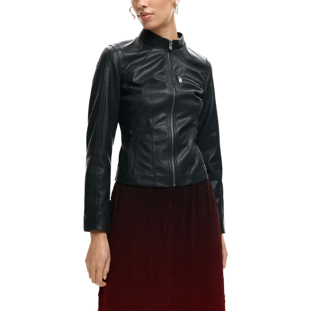 Giacca Desigual donna nera con cerniera maniche lunghe scollo alto tasche anteriori 100% poliuretano - vista frontale indossata da modello
