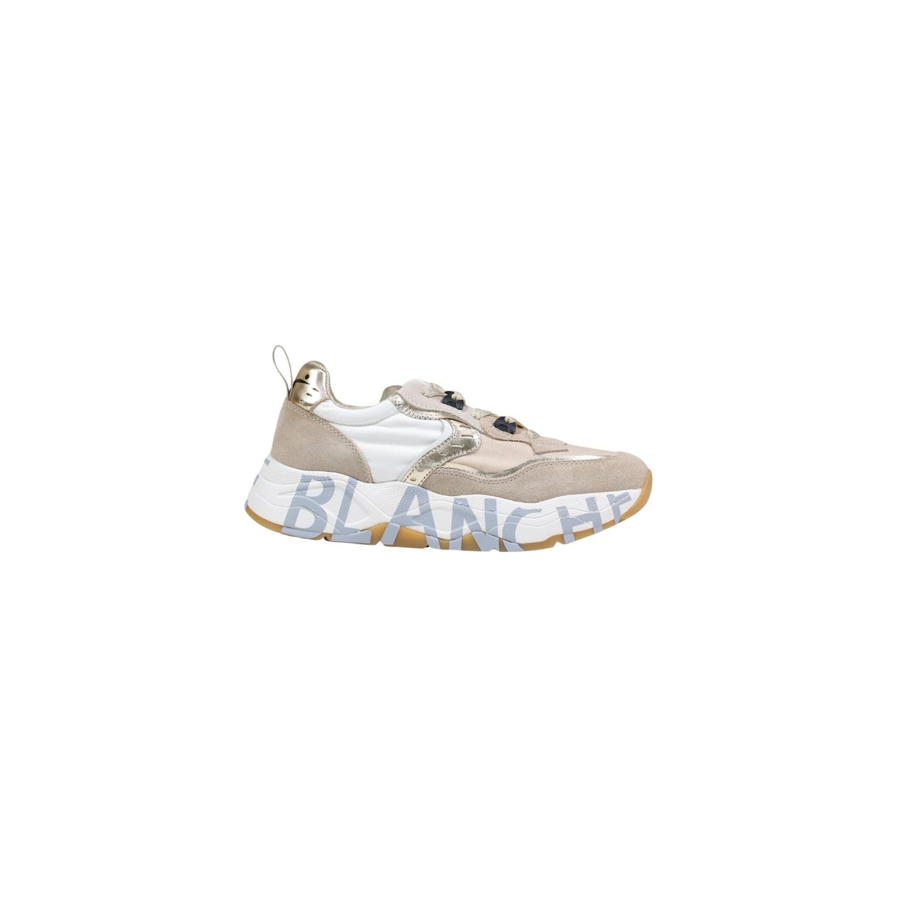 Voile Blanche CLUB105; sneakers chunky in suede e nylon con suola grafica e dettagli metallizzati. Stile distintivo, comfort superiore e materiali di alta qualità.  beige e bianche con scritta azzurra. Vista laterale 