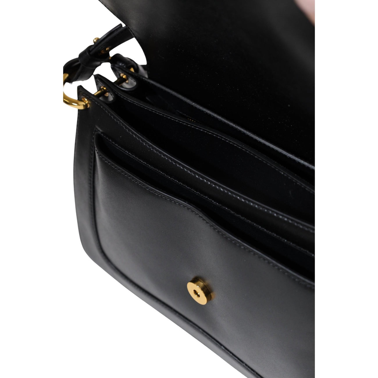 Borsa Coccinelle C-Me Calf Nera; 100% Vera Pelle. Chiusura magnetica, interno a soffietti, tre scomparti, dettagli gold. Borsa a mano e tracolla donna, design premium.