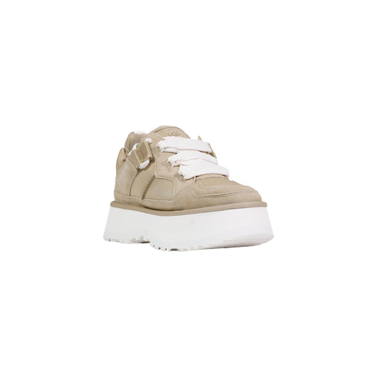 Sneaker UGG Astromel donna Mustard Seed 1171541SS. Scarpe da ginnastica basse con zeppa plateau da 5,1 cm in camoscio e tessuto riciclato, suola alta ammortizzata in EVA e lacci cicciotti in raso o tessuto.